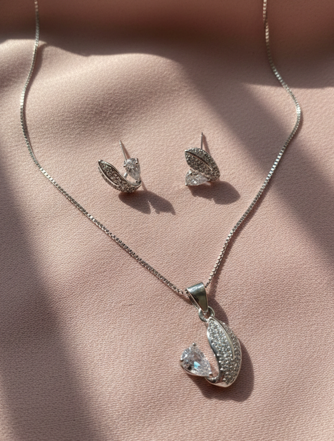 925 Sterling Silver Pear Cut Solitaire Pendant Set (With Chain)