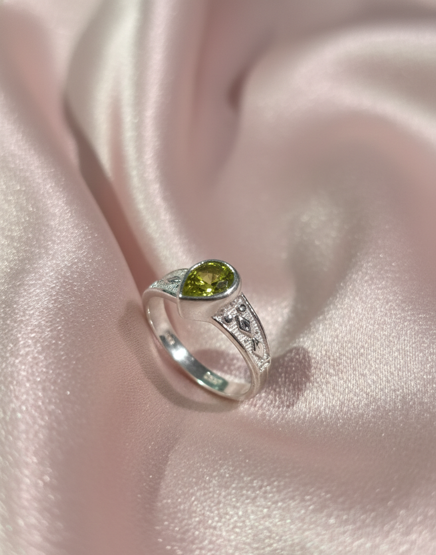 Classic Pear-Cut Green Gemstone Ring in 925 Sterling Silver | Handcrafted Vintage Design